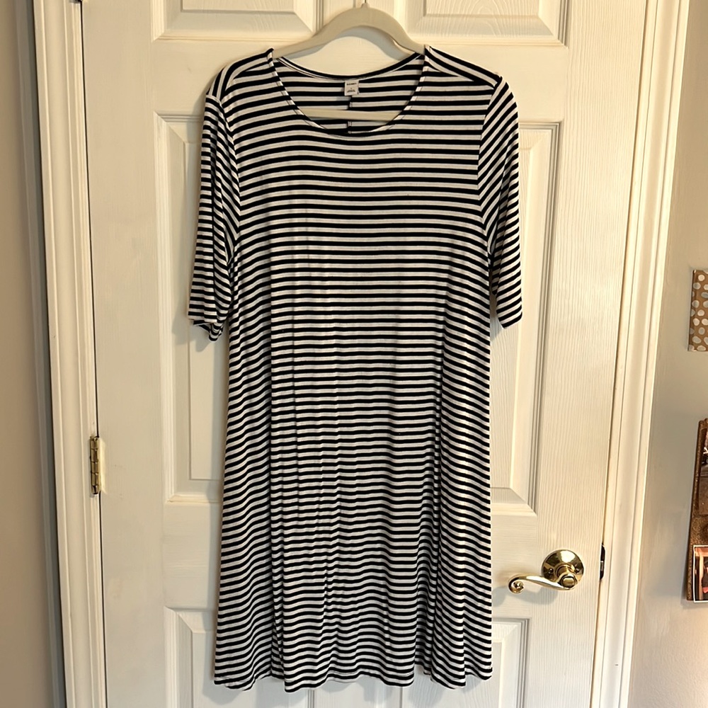 B&W 3/4 length sleeve stretchy cotton dress